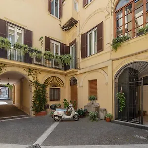 Apartment Largo Di Torre Argentina, Rome
